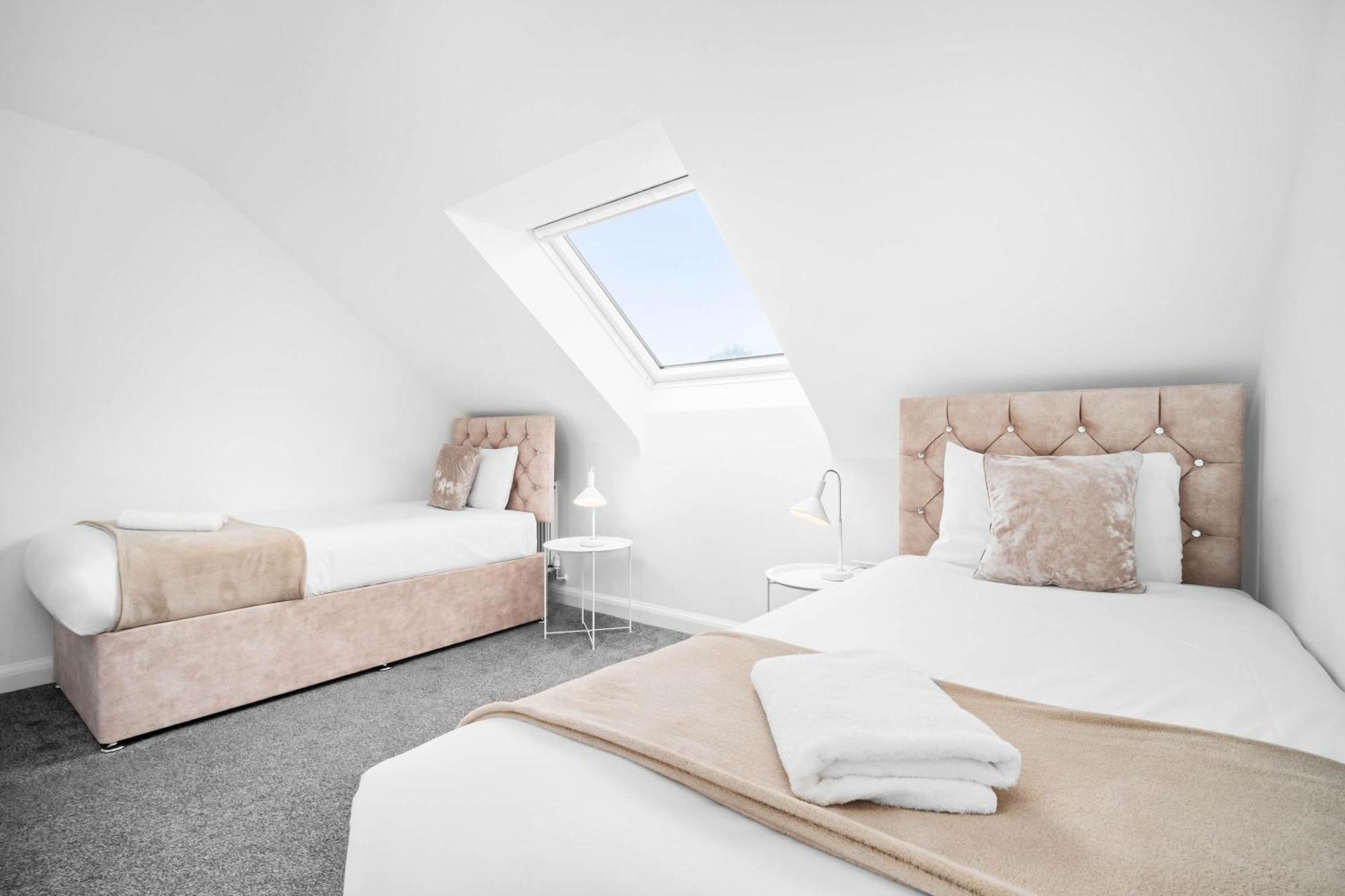 Luxury 4 Bed House With En-suite, Games Room, Bbq, On-site Parking By Azura Nights Holiday home Birmingham