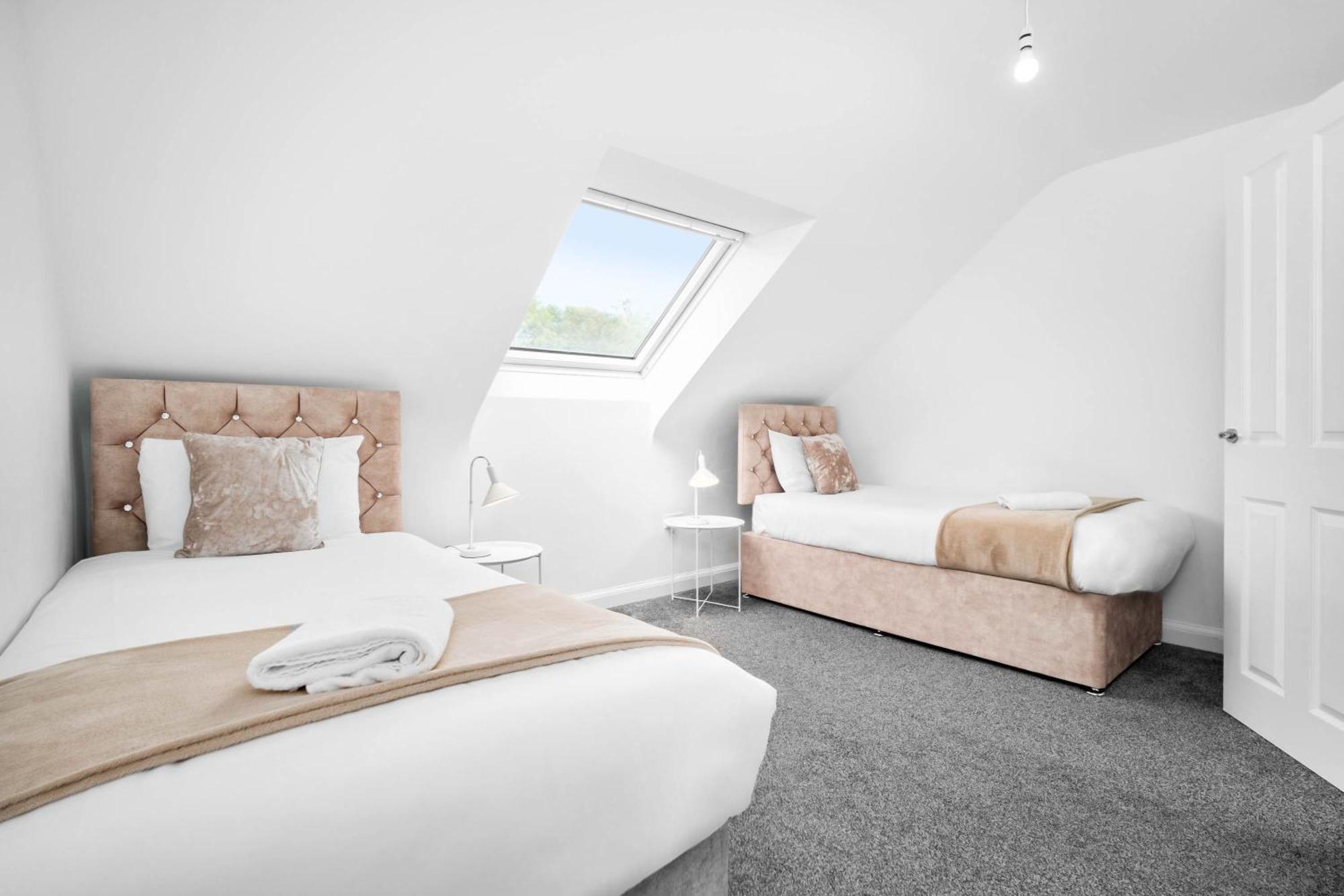 Holiday home Luxury 4 Bed House With En-suite, Games Room, Bbq, On-site Parking By Azura Nights