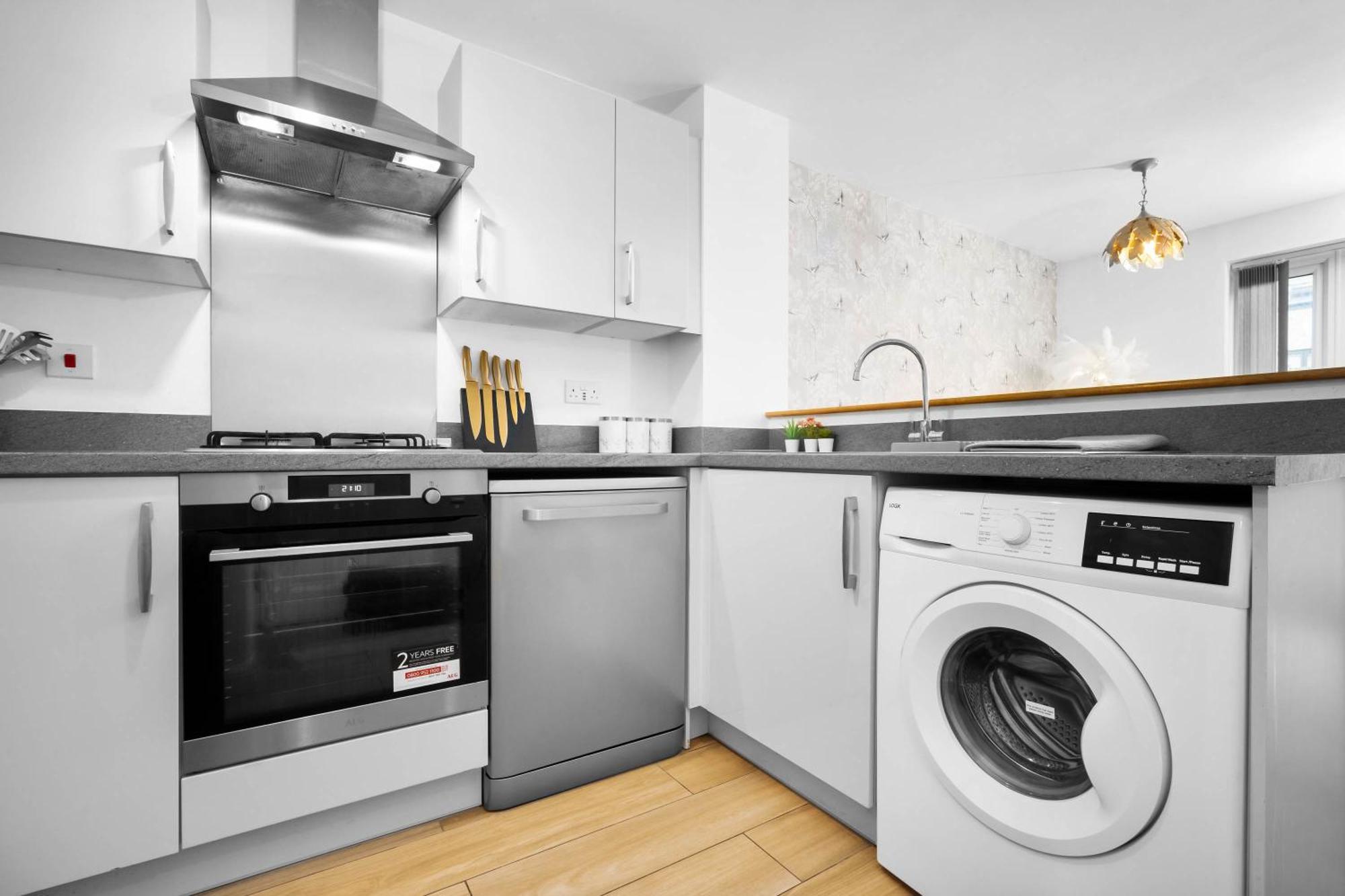 Luxury 4 Bed House With En-suite, Games Room, Bbq, On-site Parking By Azura Nights * Birmingham